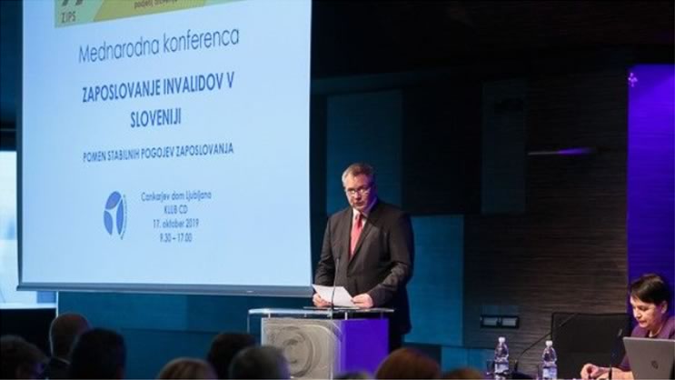 Dejan Židan, portavoz de la Asamblea Nacional Eslovena y líder del Partido Socialdemócrata de Eslovenia, pronuncia su discurso en la Conferencia Internacional de Ljubliana