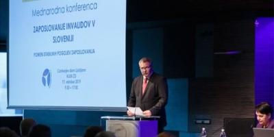 Dejan Židan, portavoz de la Asamblea Nacional Eslovena y líder del Partido Socialdemócrata de Eslovenia, pronuncia su discurso en la Conferencia Internacional de Ljubliana